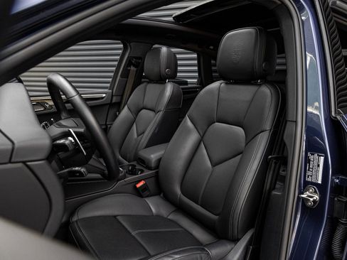 Certified 2025 Porsche Macan image 5