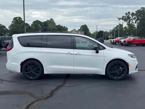 Used 2025 Chrysler Pacifica Limited FWD image 22