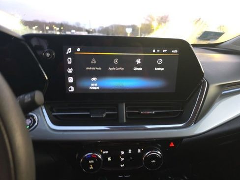 Used 2025 Chevrolet Trax LT image 17