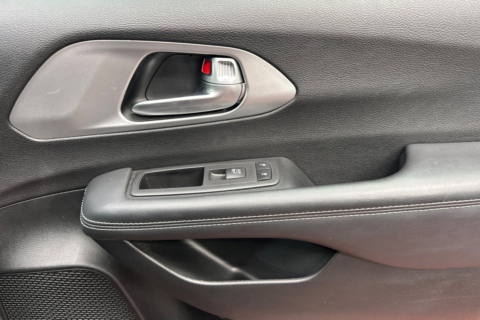 Used 2025 Chrysler Pacifica Limited FWD image 24