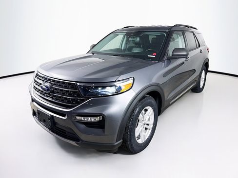 Used 2022 Ford Explorer XLT w/ Equipment Group 202A image 4