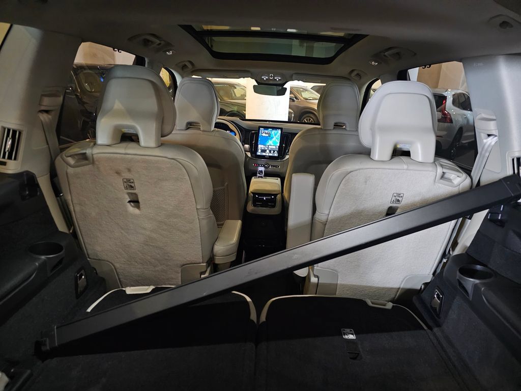 Certified 2025 Volvo XC90 T8 Ultra AWD/4WD image 8
