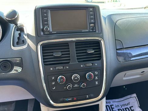 Used 2016 Dodge Grand Caravan SXT image 15
