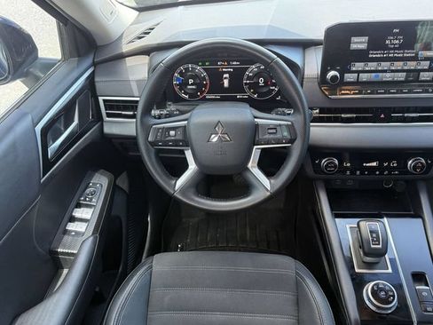 Used 2023 Mitsubishi Outlander SE FWD image 15