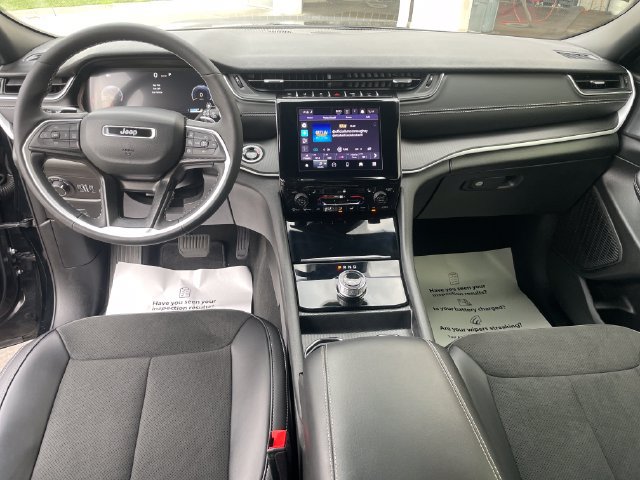 Used 2025 Jeep Grand Cherokee Altitude AWD/4WD image 13