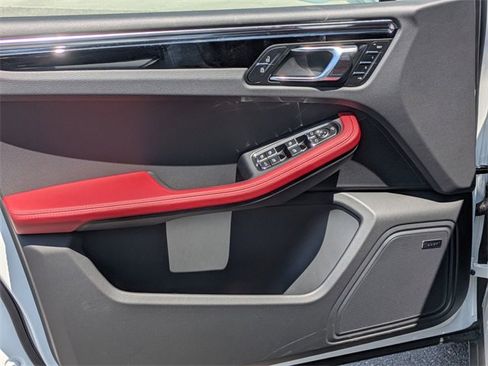 Certified 2025 Porsche Macan image 14