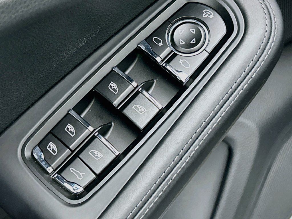 Certified 2025 Porsche Macan Turbo AWD/4WD image 23