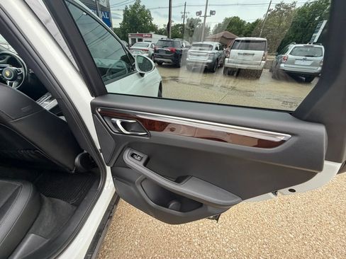 Used 2017 Porsche Macan AWD/4WD image 22