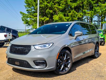 Used 2022 Chrysler Pacifica Limited w/ S Appearance Package