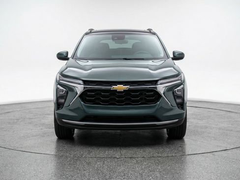 Used 2025 Chevrolet Trax LT w/ LT Convenience Package image 2