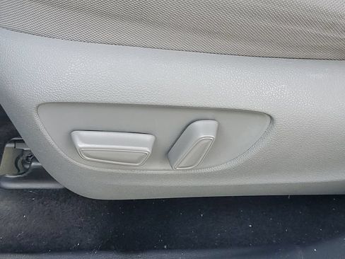 Used 2021 Toyota Highlander LE FWD image 19