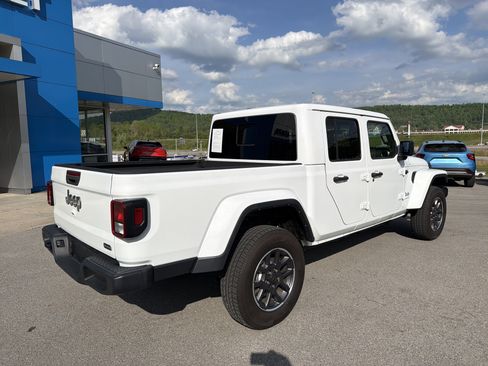 Used 2023 Jeep Gladiator Overland AWD/4WD image 4