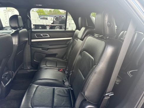 Used 2017 Ford Explorer XLT w/ Equipment Group 202A AWD/4WD image 19