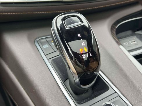 Certified 2022 Cadillac Escalade Premium Luxury image 16