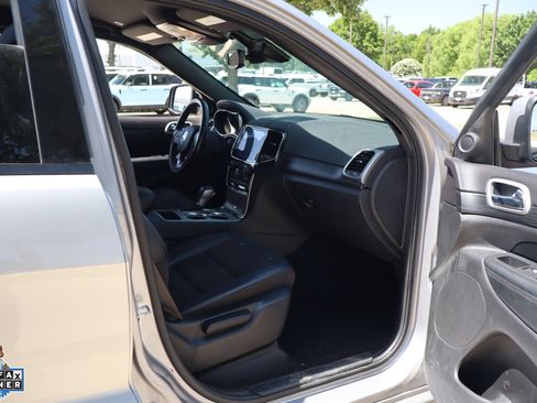Used 2020 Jeep Grand Cherokee Altitude RWD image 28