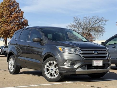 Used 2017 Ford Escape SE image 2