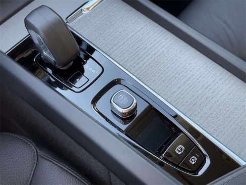 Certified 2025 Volvo XC60 B5 Plus image 29