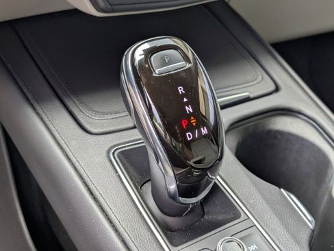 Used 2021 Cadillac XT4 Luxury w/ Cold Weather Package FWD image 18