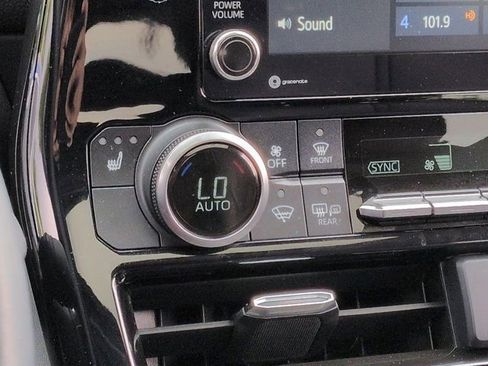 Used 2022 Toyota Highlander XLE AWD/4WD image 14