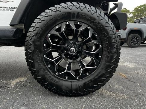 Used 2017 Jeep Wrangler Unlimited Sahara image 9