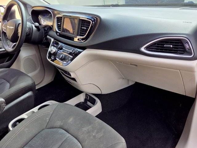 Used 2020 Chrysler Voyager LX FWD image 17
