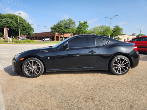 Used 2019 Toyota 86 RWD image 2