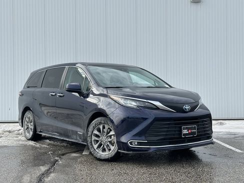 Used 2021 Toyota Sienna XLE image 6