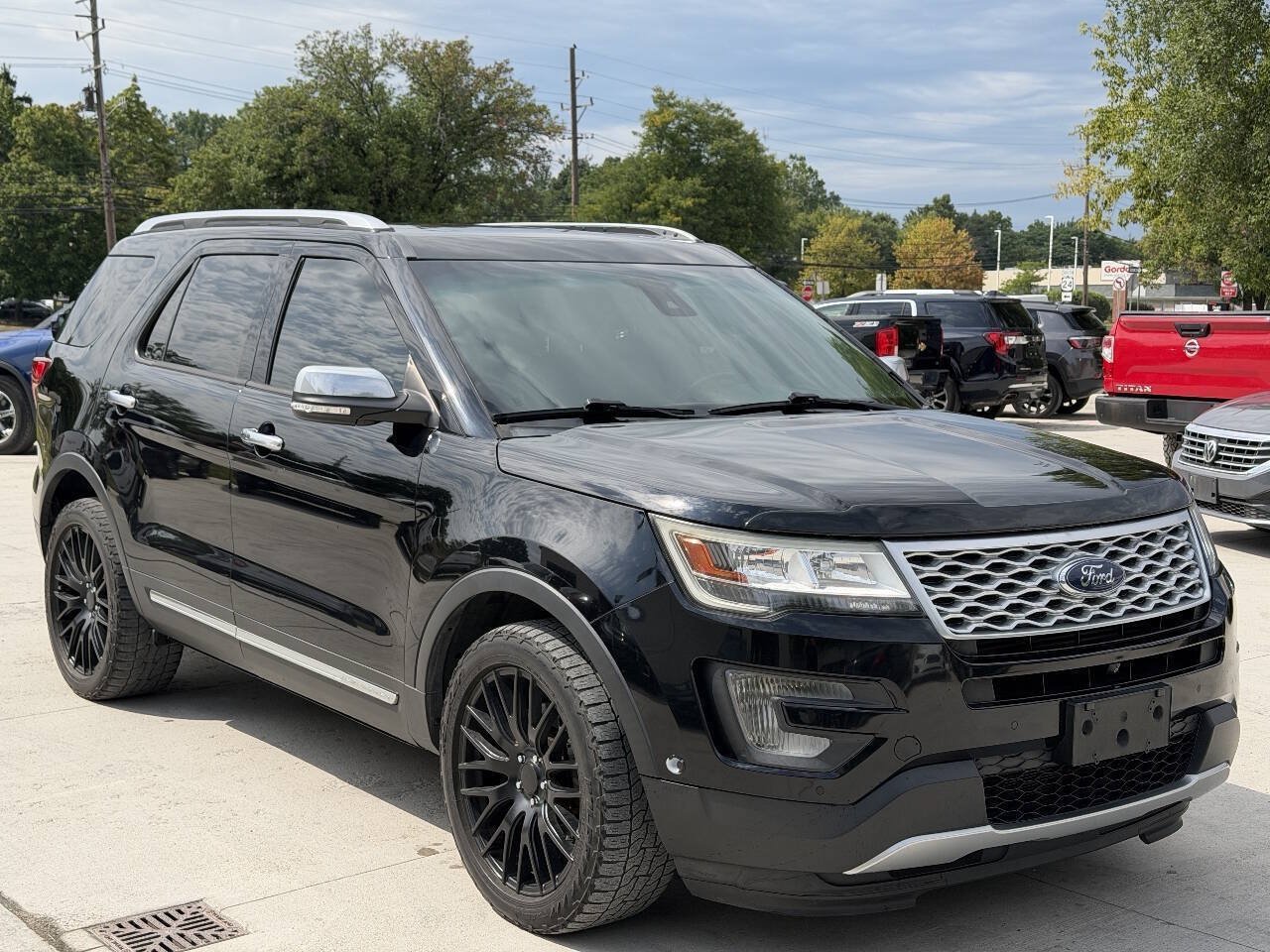 Used 2017 Ford Explorer Platinum AWD/4WD image 4