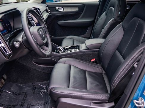 Used 2023 Volvo XC40 B5 Plus w/ Climate Package image 21