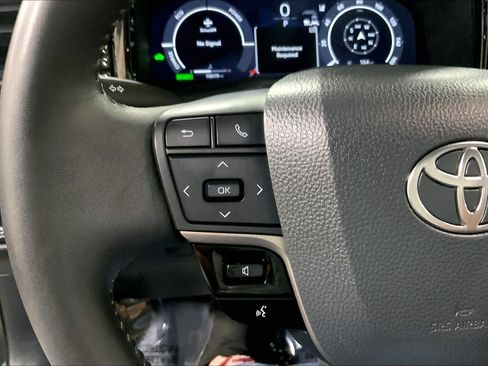 Used 2025 Toyota Camry XLE AWD/4WD image 24