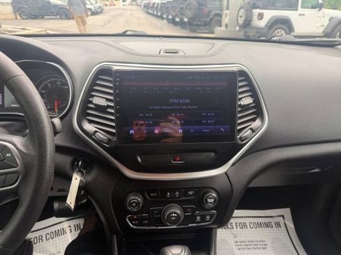 Used 2019 Jeep Cherokee Latitude w/ Popular Appearance Group AWD/4WD image 14