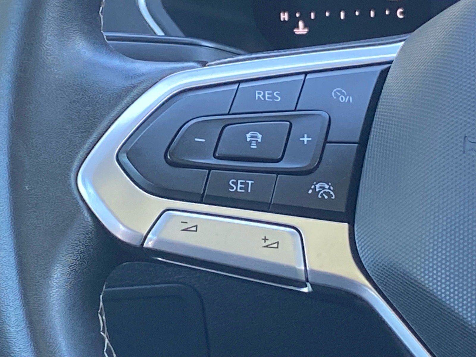 Certified 2023 Volkswagen Tiguan SE w/ Panoramic Sunroof Package AWD/4WD image 7
