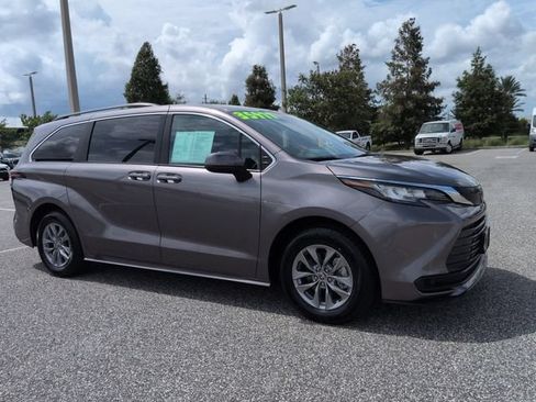 Certified 2022 Toyota Sienna LE AWD/4WD image 2