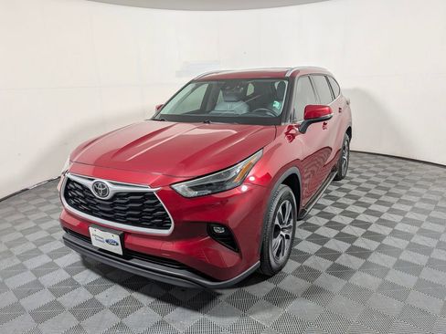 Used 2022 Toyota Highlander XLE FWD image 4