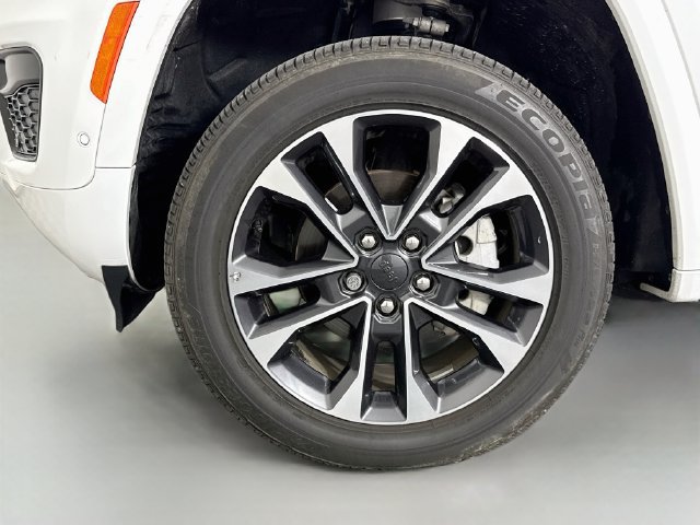 Used 2024 Jeep Grand Cherokee Overland w/ Luxury Tech Group IV AWD/4WD image 32