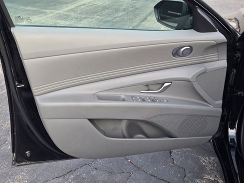 Used 2025 Hyundai Elantra SEL image 18