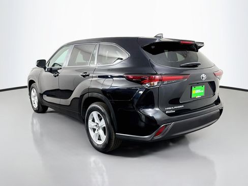 Used 2025 Toyota Highlander LE FWD image 7