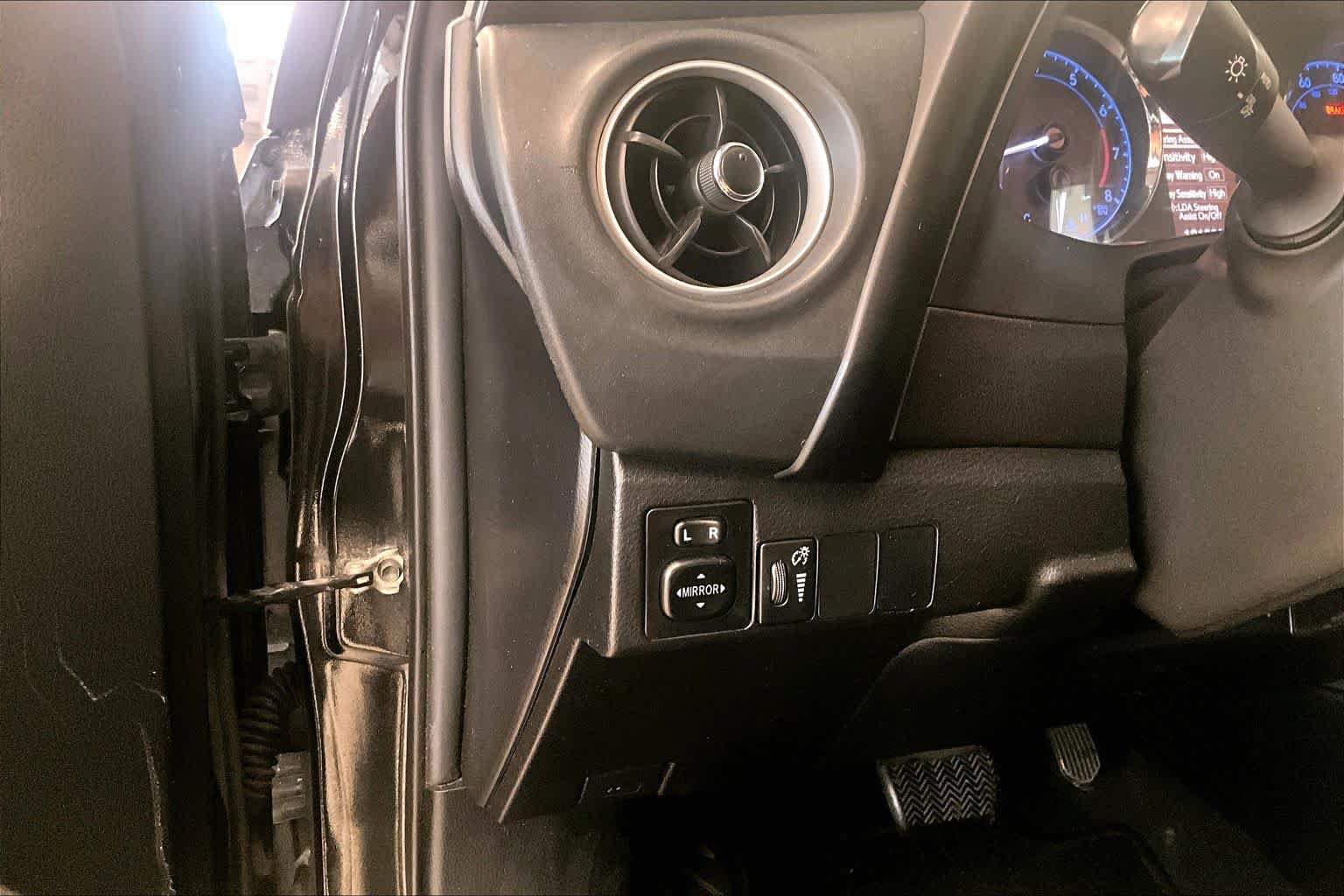 Used 2018 Toyota Corolla SE w/ Carpet Mat Package (TMS) FWD image 30