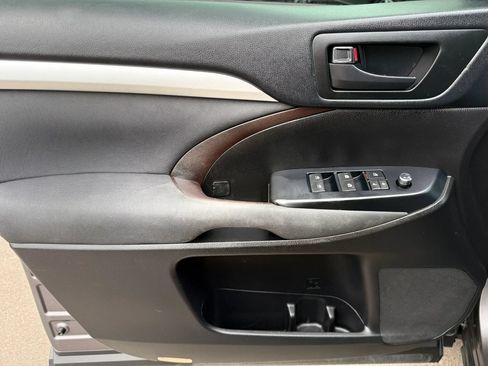 Used 2019 Toyota Highlander LE AWD/4WD image 13