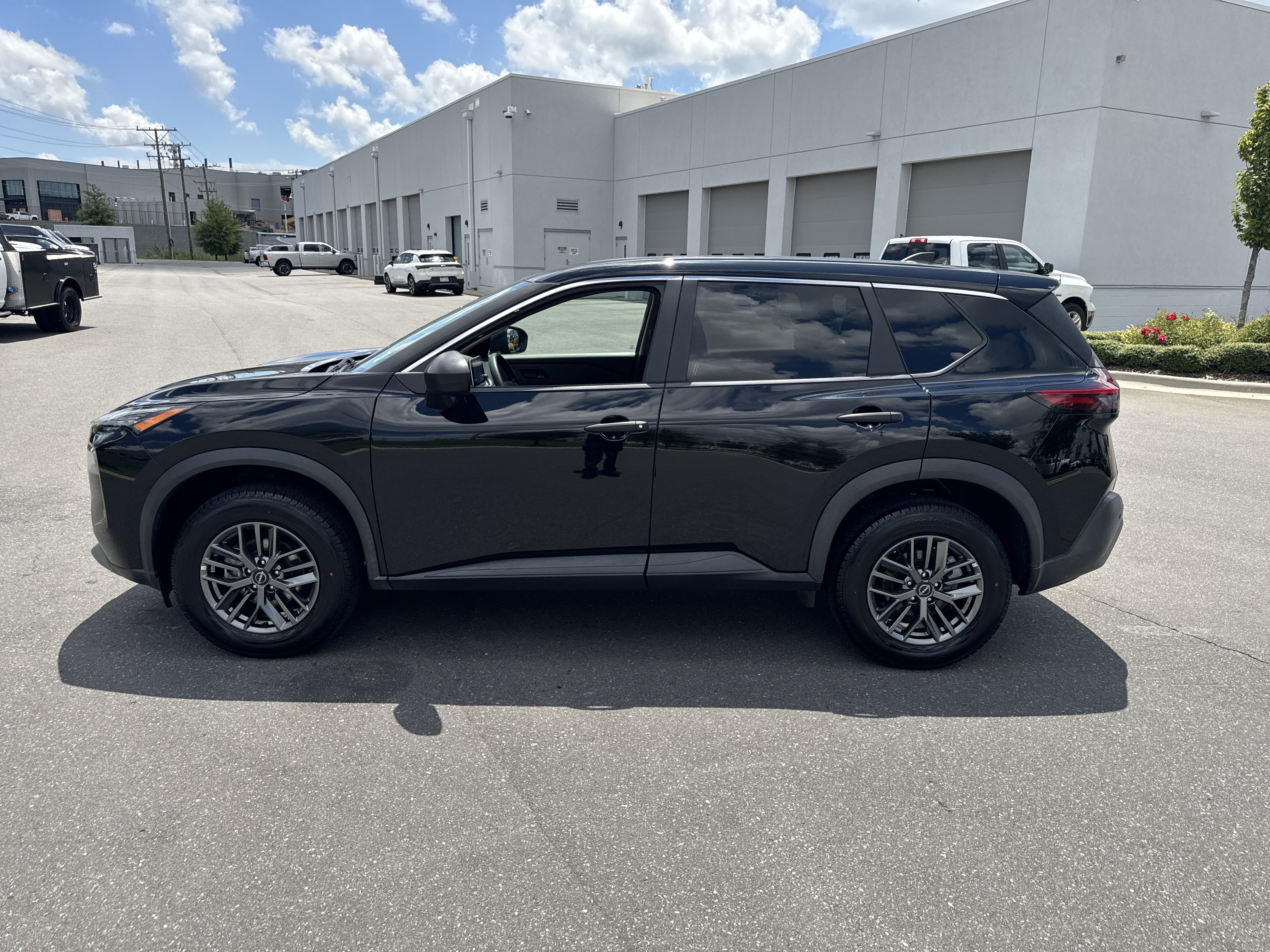 Used 2023 Nissan Rogue S AWD/4WD image 7