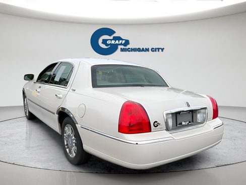 Used 2007 Lincoln Town Car Signature Limited RWD image 3