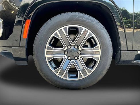 Certified 2024 Jeep Wagoneer L Series II w/ Flexible Seating Group AWD/4WD image 30