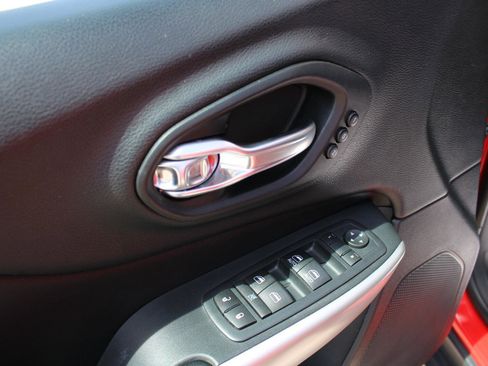 Used 2017 Jeep Cherokee Trailhawk image 11