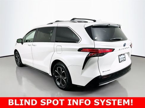 Certified 2025 Toyota Sienna Platinum image 5