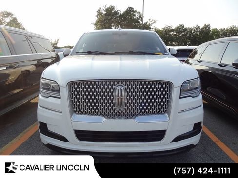 Used 2023 Lincoln Navigator Reserve AWD/4WD image 2