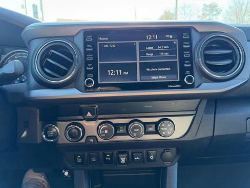 Used 2020 Toyota Tacoma TRD Off-Road w/ Technology Package image 18