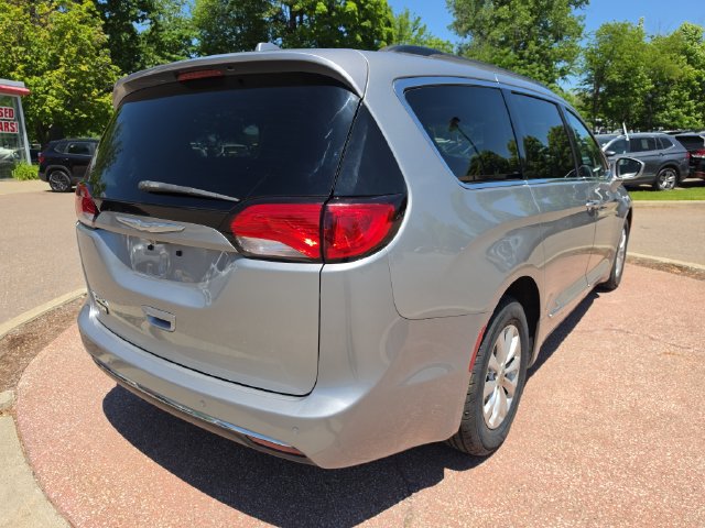 Used 2017 Chrysler Pacifica Touring-L FWD image 5