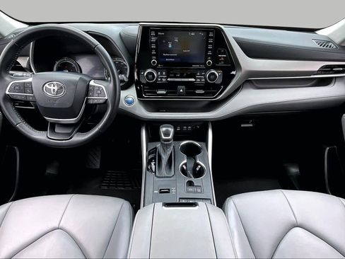 Used 2022 Toyota Highlander XLE FWD image 16