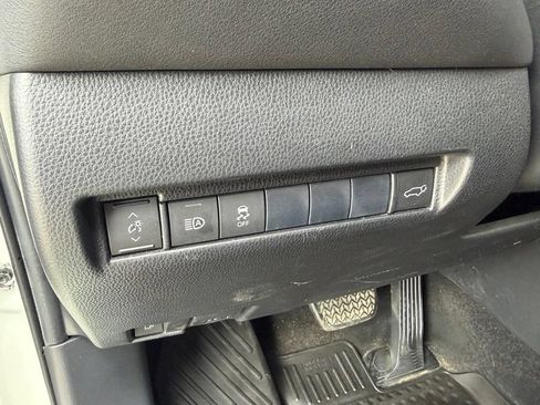 Used 2021 Toyota Venza LE w/ Carpet Mat Package (TMS) AWD/4WD image 20