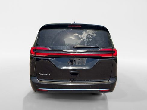 Used 2024 Chrysler Pacifica Touring-L image 4